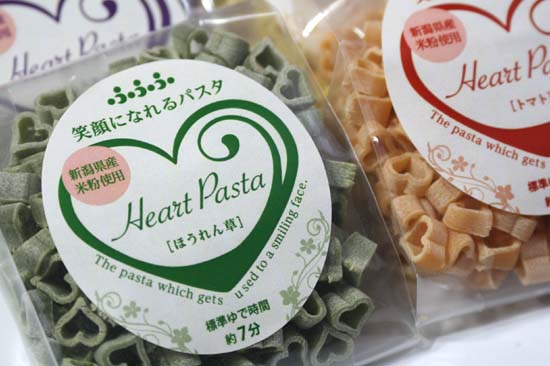 新潟県産の米粉を約30％練りこんで作ったハート型のショートパスタ「笑顔になれるパスタ」全５種類